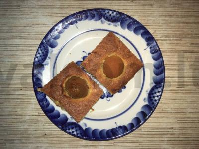 Oro migdolų pyragas su abrikosais pagrindine nuotrauka