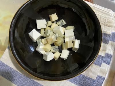 Salotas „Trys sūriai“ su salsos padažu ir riešutais Žingsnis 1