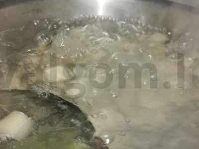 Sriuba su meatballs ir žaliąja pupelių Žingsnis 1