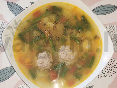 Sriuba su meatballs ir žaliąja pupelių pagrindine nuotrauka