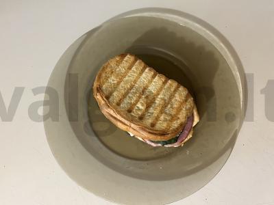 Neįtikėtinai skanus ir traškus karštas sumuštinis ilgam keliui pagrindine nuotrauka