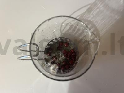 Karštas gėrimas iš žaliosios arbatos ir vyšnių Žingsnis 1