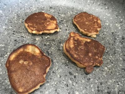 Vaikiški blynai su obuoliu, ryžių miltais ir vaisių tyre Žingsnis 4