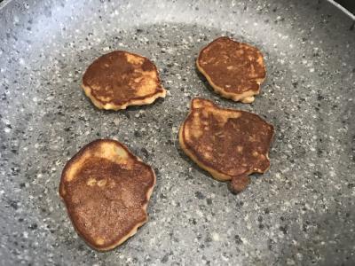 Vaikiški blynai su obuoliu, ryžių miltais ir vaisių tyre pagrindine nuotrauka