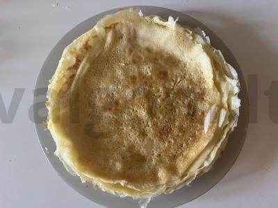 Ažūriniai blynai ant verdančio vandens su sviestu pagrindine nuotrauka