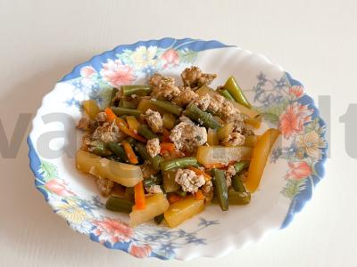 Daržovių troškinys su mėsa sojų padaže pagrindine nuotrauka