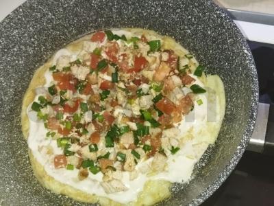 Keksadija su vištiena, pomidorais ir žolelėmis pusryčiams Žingsnis 2