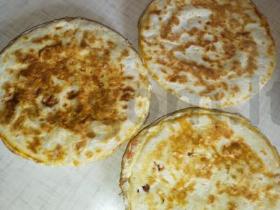 Keksadija su vištiena, pomidorais ir žolelėmis pusryčiams pagrindine nuotrauka