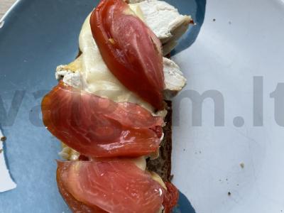 Brusketa su vištienos krūtinėle ir pomidorais pagrindine nuotrauka