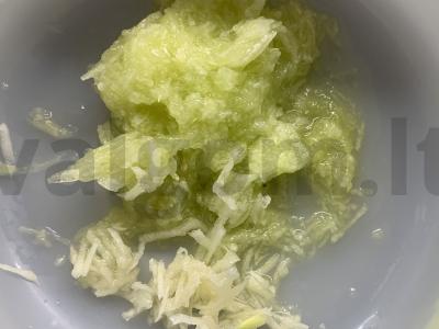 Kefyro, agurkų ir grietinės padažas Žingsnis 1