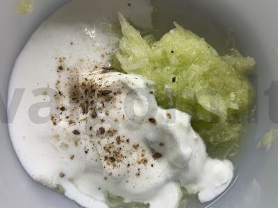 Kefyro, agurkų ir grietinės padažas Žingsnis 2