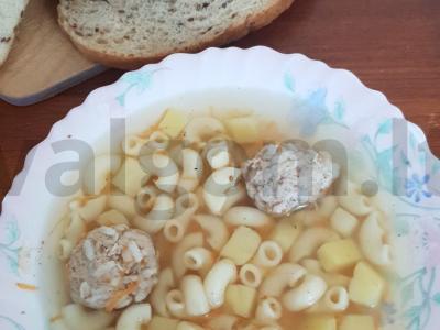 Sriuba su makaronais ir meatballs pagrindine nuotrauka