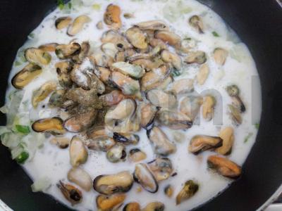 Kvapnūs midijos su žolelėmis kokosų piene Žingsnis 2