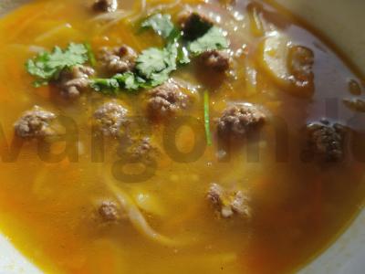 Sriuba su meatballs ir makaronais pagrindine nuotrauka