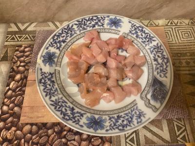 Šiltas salotas su vištiena ir kiauliena Žingsnis 1