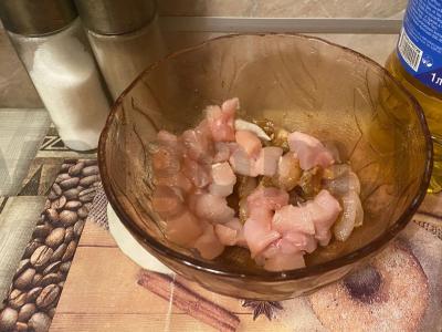 Šiltas salotas su vištiena ir kiauliena Žingsnis 2