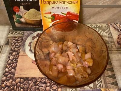 Šiltas salotas su vištiena ir kiauliena Žingsnis 3