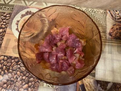 Šiltas salotas su vištiena ir kiauliena Žingsnis 4