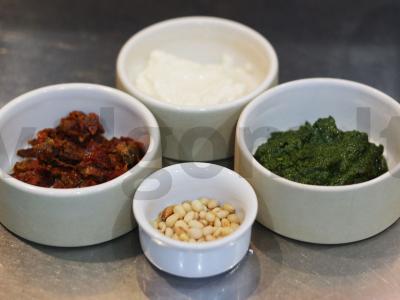 Špinateliai su stracciatella ir džiovintais pomidorais pesto padaže Žingsnis 1