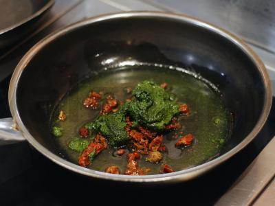 Špinateliai su stracciatella ir džiovintais pomidorais pesto padaže Žingsnis 2