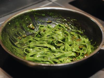 Špinateliai su stracciatella ir džiovintais pomidorais pesto padaže Žingsnis 3