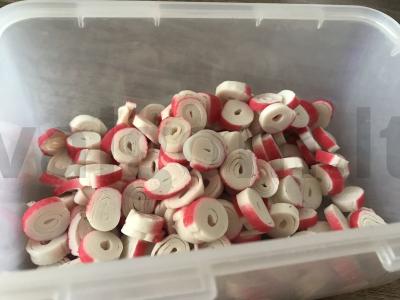 Kvapnus salotas su krabų lazdelėmis, korėjietiška morkų salotomis, paprika ir pomidorais Žingsnis 1