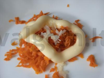 Užkandis „Lelijos“ su lydytu sūriu ir morkomis Žingsnis 1