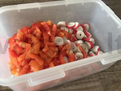 Kvapnus salotas su krabų lazdelėmis, korėjietiška morkų salotomis, paprika ir pomidorais Žingsnis 2