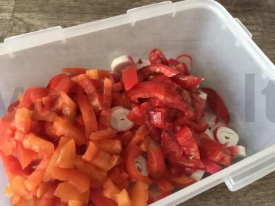 Kvapnus salotas su krabų lazdelėmis, korėjietiška morkų salotomis, paprika ir pomidorais Žingsnis 3