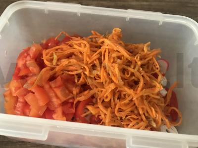 Kvapnus salotas su krabų lazdelėmis, korėjietiška morkų salotomis, paprika ir pomidorais Žingsnis 4