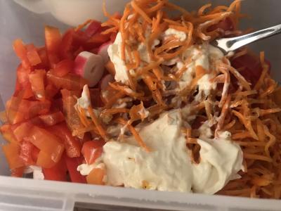 Kvapnus salotas su krabų lazdelėmis, korėjietiška morkų salotomis, paprika ir pomidorais Žingsnis 5