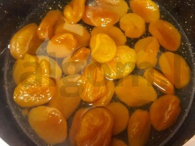 Gintarinė abrikosų uogienė su pektinu Žingsnis 1