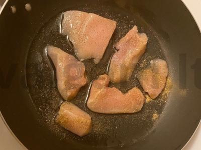 Salotas „Kaprizas“ su kalakutiena, agurku ir kiaušiniu Žingsnis 1