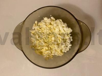 Salotas „Kaprizas“ su kalakutiena, agurku ir kiaušiniu Žingsnis 2