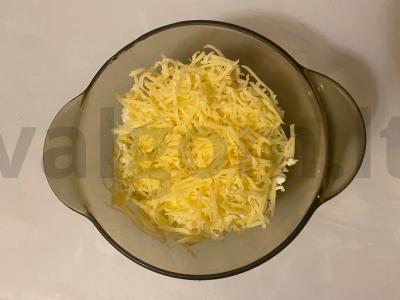 Salotas „Kaprizas“ su kalakutiena, agurku ir kiaušiniu Žingsnis 3