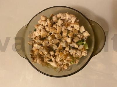 Salotas „Kaprizas“ su kalakutiena, agurku ir kiaušiniu Žingsnis 5