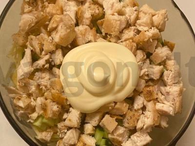 Salotas „Kaprizas“ su kalakutiena, agurku ir kiaušiniu Žingsnis 6