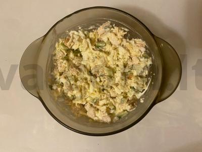 Salotas „Kaprizas“ su kalakutiena, agurku ir kiaušiniu Žingsnis 7