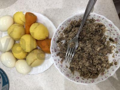 Salotas „Mimoza“ su morkomis ir sardinomis Žingsnis 1