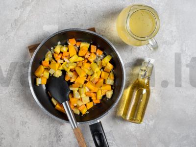 Moliūgų tyrės sriuba daržovių sultinyje Žingsnis 1