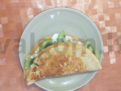 Avižų blynas su kivio gabaliukais pusryčiams pagrindine nuotrauka