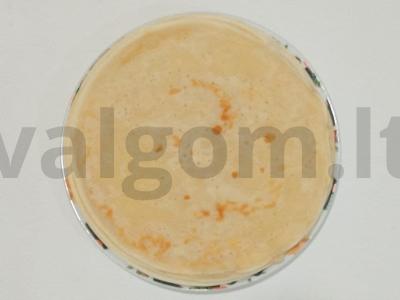 Neįprasti veganiški blynai ant mineralinio vandens pagrindine nuotrauka