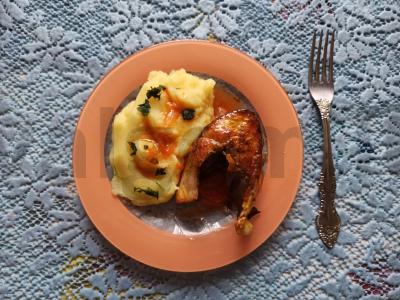 Lašiša su daržovėmis pomidorų padaže pagrindine nuotrauka