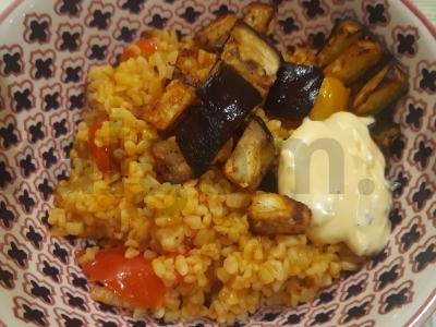 Skani bulguro patiekalas su baklažanais pagrindine nuotrauka