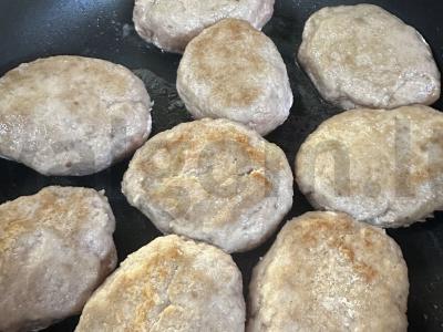 Švelnios kotletai su pienu pagrindine nuotrauka