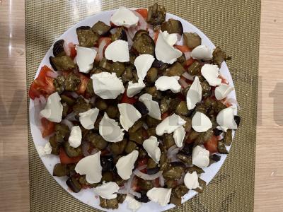 Šiltas salotas su baklažanais ir varškės sūriu pagrindine nuotrauka