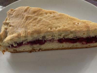 Pyragas su vyšniomis ant pieno pagrindine nuotrauka