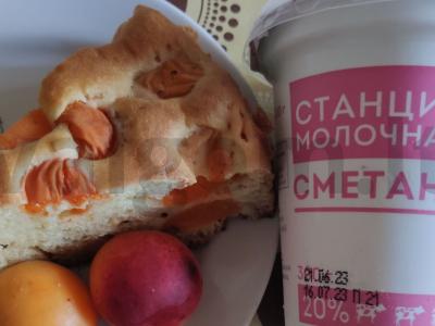 Abrikosų pyragas su grietine pagrindine nuotrauka