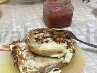 Omletas su tostų duona pagrindine nuotrauka