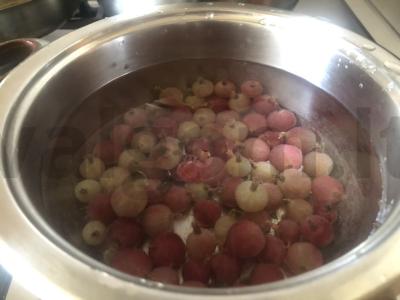 Kryžiuočių kompotas su estragonu ir baziliko lapais Žingsnis 1